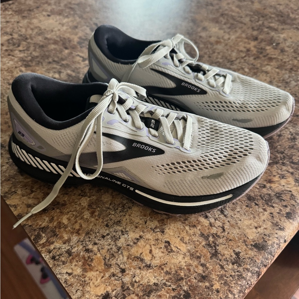 Brooks Running Sneakers in Light Gray and Black - Adrenaline GTS 23